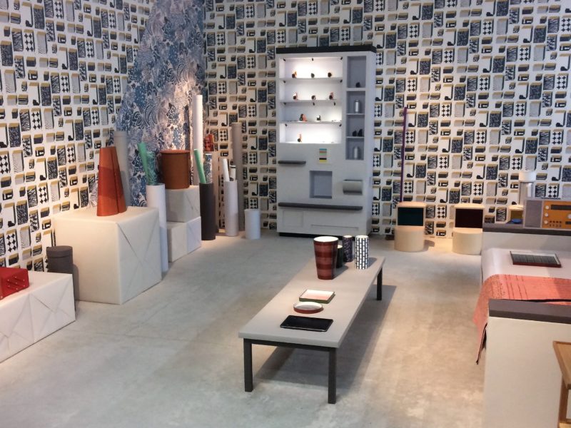 Réalisation de meubles en papier et carton pour la présentation d'accessoires de la marque Hermès à Paris en octobre 2018. #hermes